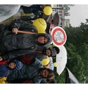 En famille et sous la pluie